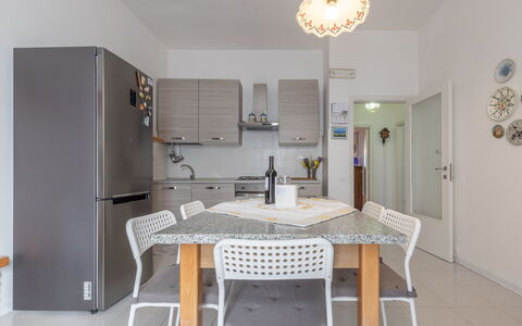 Il Colle Sul Mare Holiday Home: Table, Meubles, Cabinetry, Chaise, Bois, Design Intérieur, Bâtiment, Sol, Sol