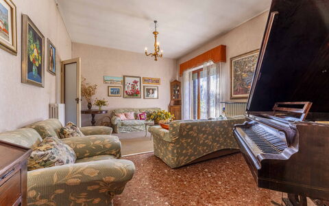 Casa Vacanza Mais - Camaiore, Toscana: Cadre, Canapé, Meubles, Plante, Design Intérieur, Bois, Sol, Salon, Sol, Plante D'Appartement