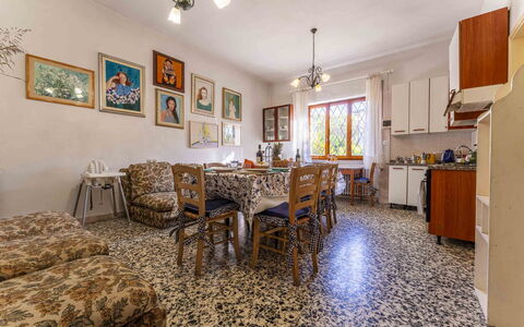 Casa Vacanza Mais - Camaiore, Toscana: Cadre, Table, Meubles, Propriété, Chaise, Bois, Éclairage, Design Intérieur, Sol, Sol