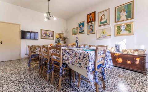 Casa Vacanza Mais - Camaiore, Toscana: Cadre, Table, Bâtiment, Bleu Azur, Bois, Design Intérieur, Sol, Sol, Décoration, Chaise