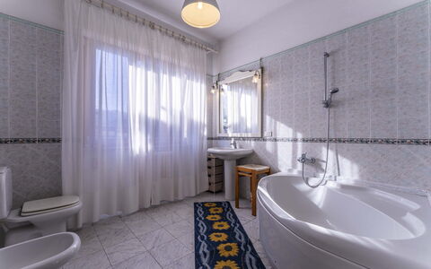 Casa Vacanza Mais - Camaiore, Toscana: Bâtiment, Propriété, Luminaire Plomberie, Baignoire, Salle De Bains, Fenêtre, Design Intérieur, Rideau, Bois