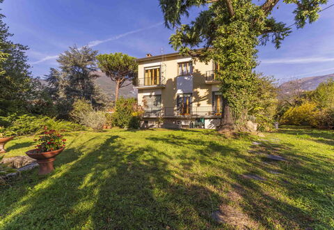 Casa Vacanza Mais - Camaiore, Toscana: Plante, Ciel, Nuage, Propriété, Fenêtre, Bâtiment, Paysage Naturel, Arbre, Lot Terre, Maison