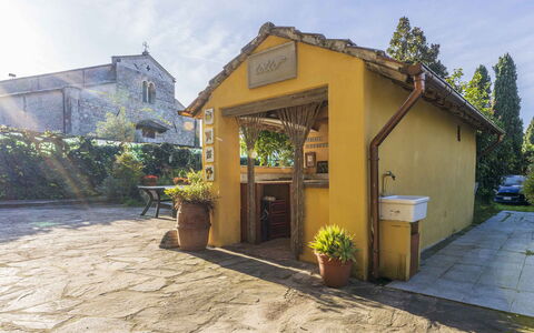 Casale Il Farro - Camaiore, Toscana: Plante, Ciel, Bâtiment, Propriété, Nuage, Pot De Fleur, Arbre, Porte, Fenêtre, Ombre