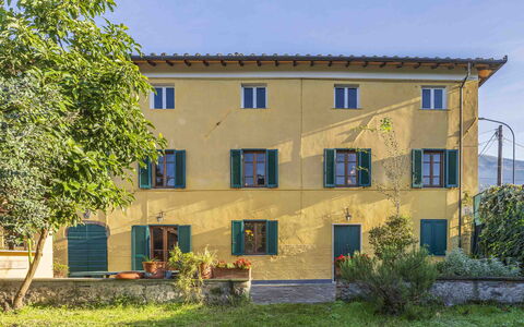Casale Il Farro - Camaiore, Toscana: Plante, Bâtiment, Fenêtre, Ciel, Arbre, Lot Terre, Maison, Herbe, Chalet, Zone Résidentielle