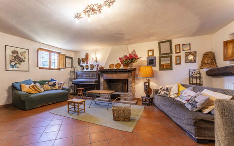Casale Il Farro - Camaiore, Toscana: Cadre, Meubles, Canapé, Table, Bois, Bâtiment, Éclairage, Plante D'Appartement, Design Intérieur, Confort