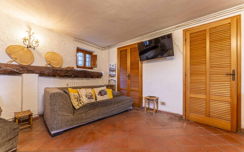 Casale Il Farro - Camaiore, Toscana: Propriété, Meubles, Plante, Bois, Éclairage, Orange, Design Intérieur, Bâtiment, Confort, Maison
