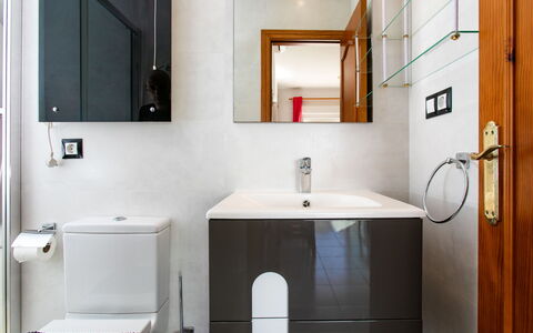 San Luis Playa: Salle De Bains, Design Intérieur, Luminaire Plomberie, Sol, Mur, Sol, Cabinetry, Armoire De Toilette, Miroir, Évier