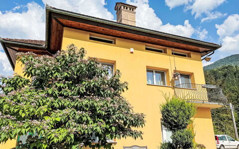 Ovaro 623: Nuage, Ciel, Plante, Bâtiment, Fenêtre, Propriété, Bleu, Roue, Maison