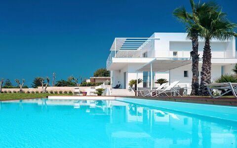 Casa Mareblu - Marina Di Modica, Sicilia: L'Eau, Ciel, Propriété, Bâtiment, Piscine, Plante, Bleu Azur, Station Balnéaire, Arbre, Mobilier De Jardin