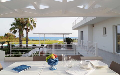 Casa Mareblu - Marina Di Modica, Sicilia: Table, Propriété, Bâtiment, Plante, Vaisselle, Fenêtre, Ciel, Pot De Fleur, Ombre, Éclairage