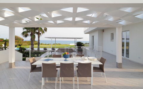 Casa Mareblu - Marina Di Modica, Sicilia: Table, Propriété, Meubles, Plante, Chaise, Ombre, Design Intérieur, Architecture, Condominium, Sol