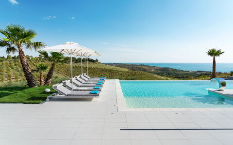 Villa Agrigenta - Ribera, Sicilia: Ciel, L'Eau, Plante, Bleu Azur, Station Balnéaire, Nuage, Arbre, Mobilier De Jardin, Piscine, Ombre