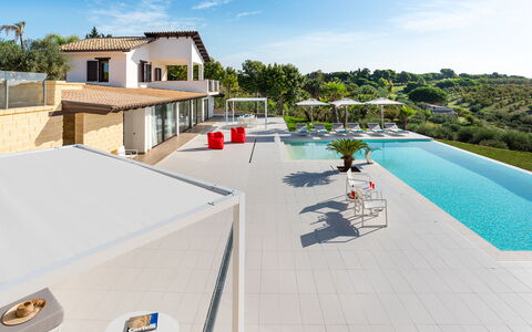 Villa Agrigenta - Ribera, Sicilia: Ciel, Bâtiment, Propriété, L'Eau, Nuage, Arbre, Piscine, Mobilier De Jardin, Design Urbain, Ombre