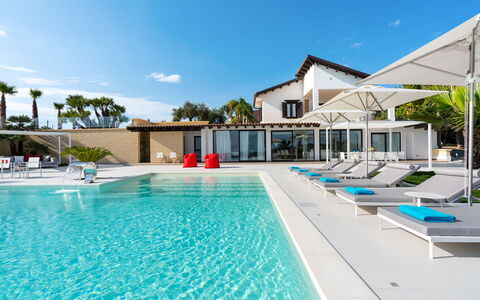 Villa Agrigenta - Ribera, Sicilia: L'Eau, Ciel, Nuage, Propriété, Piscine, Bâtiment, Bleu Azur, Plante, Arbre, Mobilier De Jardin
