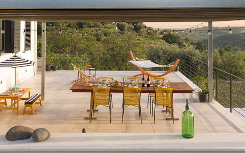Casa Bianca - Noto, Sicilia: Table, Ombre, Mobilier De Jardin, Plante, Bois, Arbre, Loisir, Tableau De Plein Air, Bouteille, Bâtiment