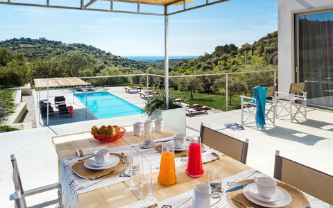 Casabella - Avola, Sicilia: Vaisselle, Table, Propriété, Meubles, Ciel, Bâtiment, Bleu Azur, L'Eau, Design Intérieur, Plante