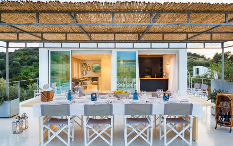 Casabella - Avola, Sicilia: Table, Meubles, Propriété, Plante, Chaise, Décoration, Design Intérieur, Ombre, Bâtiment, Architecture