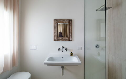 Casabella - Avola, Sicilia: Miroir, Robinet, Évier, Lavabo, Luminaire Plomberie, Armoire De Toilette, Salle De Bains, Bâtiment, Bois