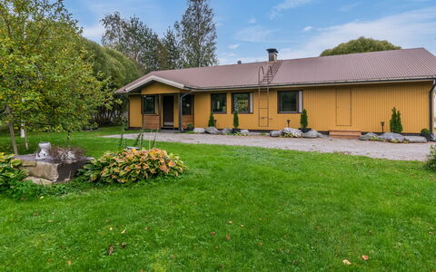Kiviniemi: Herbe, Bâtiment, Maison, Toit, Domicile, Chalet, Zone Résidentielle, Arbuste, Lot Terre