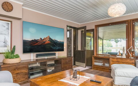 Kiviniemi: Meubles, Design Intérieur, Bois, Sol, Plafond, Canapé, Télévision, Sol, Salon, Pièce