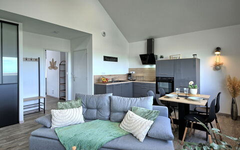 Les Yeux dans la Baie: Canapé, Propriété, Meubles, Table, Salon, Éclairage, Cadre, Design Intérieur, Confort