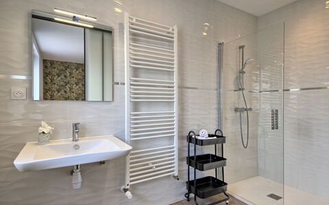 Les Yeux dans la Baie: Miroir, Évier, Luminaire Plomberie, Robinet, Lavabo, Bâtiment, Salle De Bains, Design Intérieur, Sol, Sol