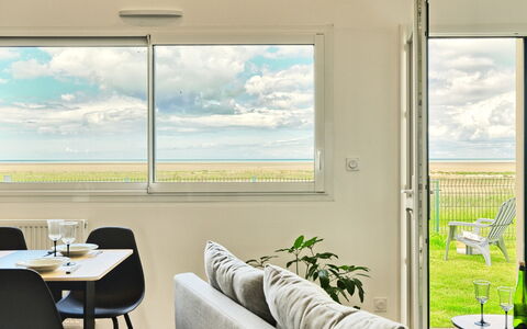 Les Yeux dans la Baie: Nuage, Plante, Propriété, Meubles, Fenêtre, Table, Ciel, Ombre, Chaise, Design Intérieur