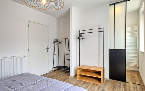 Les Yeux dans la Baie: Meubles, Confort, Bois, Éclairage, Porte, Design Intérieur, Bâtiment, Sol, Sol, Salle