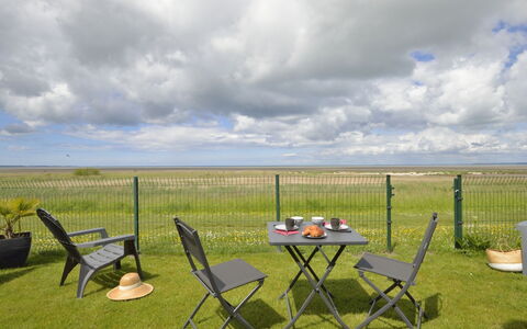 Les Yeux dans la Baie: Nuage, Ciel, Meubles, Table, Chaise, Plante, Paysage Naturel, Mobilier De Jardin, Ombre, Herbe