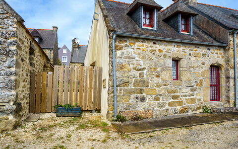 Penty Landromiou: Propriété, Bâtiment, Ciel, Fenêtre, Plante, Bois, Nuage, Maison, Chalet, Herbe
