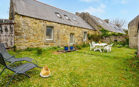 Penty Landromiou: Ciel, Propriété, Bâtiment, Plante, Meubles, La Nature, Nuage, Fenêtre, Chaise, Lot Terre