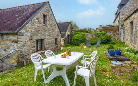 Penty Landromiou: Nuage, Ciel, Meubles, Plante, Bâtiment, Table, Propriété, Chaise, Bleu, Paysage Naturel
