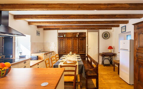 La Chaumière de Quélarn: Meubles, Table, Bois, Cabinetry, Chaise, Bâtiment, Design Intérieur, Porte, Sol, Sol