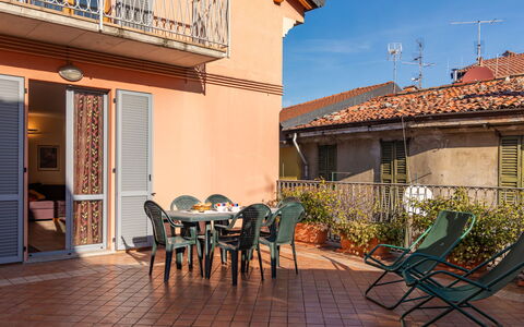 La Terrazza sul Borgo: Plante, Meubles, Propriété, Ciel, Chaise, Bâtiment, Bleu Azur, Pot De Fleur, Table, Bois