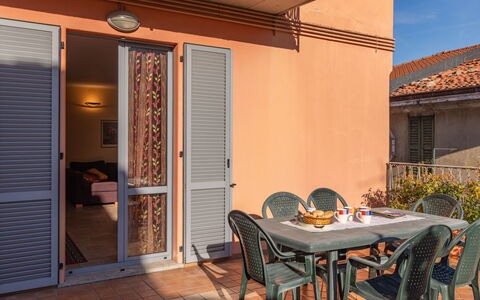 La Terrazza sul Borgo: Table, Propriété, Fenêtre, Bâtiment, Plante, Chaise, Ombre, Bois, Ciel, Orange