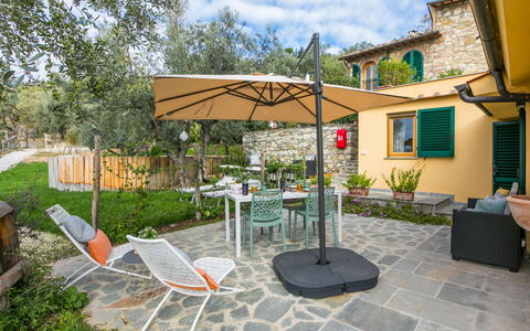 Villa Anna: Table, Meubles, Fleur, Propriété, Nuage, Ciel, Plante, Bâtiment, Chaise, Ombre