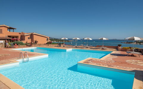 Golfo di Marinella 320: L'Eau, Ciel, Propriété, Piscine, Bleu Azur, Bâtiment, Mobilier De Jardin, Ombre, Station Balnéaire, Loisir