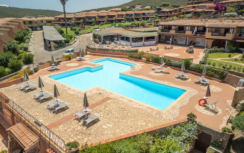 Golfo di Marinella 320: Plante, L'Eau, Piscine, Ciel, Bâtiment, Bleu Azur, Arbre, Condominium, Ombre, Loisir