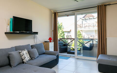 Karen: Meubles, Canapé, Propriété, Plante, Confort, Cadre, Table, Plante D'Appartement, Design Intérieur, Bâtiment