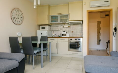Karen: Propriété, Cabinetry, Meubles, Table, Comptoir, Chaise, Appareil De Cuisine, Design Intérieur, Architecture, Sol