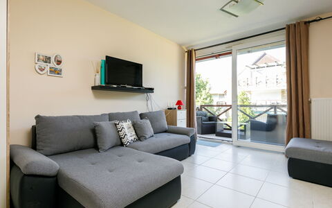 Karen: Propriété, Meubles, Canapé, Cadre, Confort, Design Intérieur, Ventilateur De Plafond, Bois, Sol, Mur