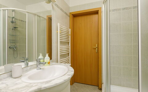 Karen: Propriété, Robinet, Miroir, Évier, Luminaire Plomberie, Bâtiment, Salle De Bains, Éclairage