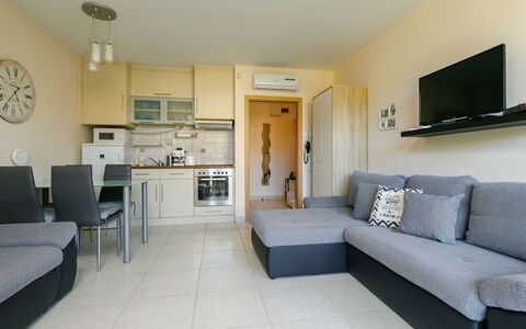 Karen: Meubles, Canapé, Chaise, Cadre, Éclairage, Design Intérieur, Bâtiment, Cabinetry, Table