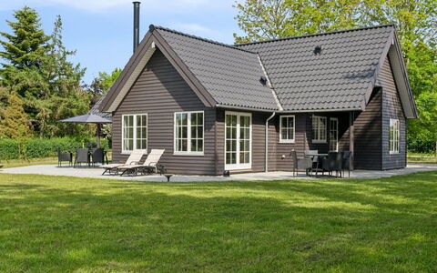Emmalina - 1.3Km from the Sea: Maison, Domicile, Porte, Toit, Chalet, Biens, Jardin, Ombre, Siding, Cour