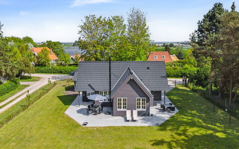 Emmalina - 1.3Km from the Sea: Maison, Domicile, Porte, Toit, Chalet, Biens, Jardin, Ombre, Siding, Cour