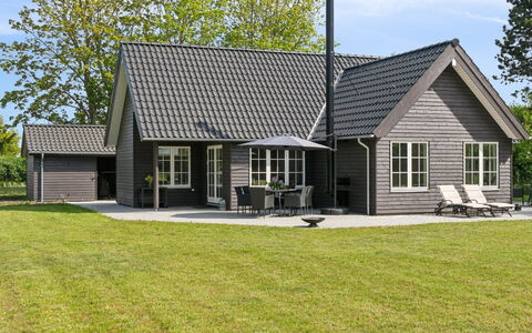 Emmalina - 1.3Km from the Sea: Maison, Domicile, Porte, Toit, Chalet, Biens, Jardin, Ombre, Siding, Cour