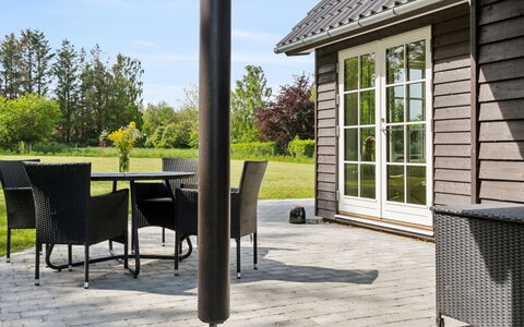 Emmalina - 1.3Km from the Sea: Maison, Domicile, Porte, Toit, Chalet, Biens, Jardin, Ombre, Siding, Cour