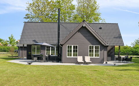 Emmalina - 1.3Km from the Sea: Maison, Domicile, Porte, Toit, Chalet, Biens, Jardin, Ombre, Siding, Cour