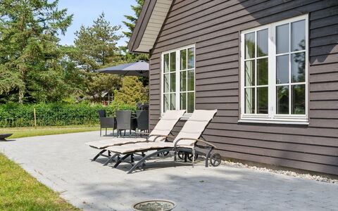 Emmalina - 1.3Km from the Sea: Maison, Domicile, Porte, Toit, Chalet, Biens, Jardin, Ombre, Siding, Cour