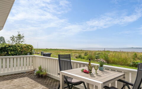 Liutulf - 40M from the Sea: Bleu, Arbuste, Chalet, Couverture De Sol, Jardin, Biens, Ombre, Aménagement Paysager, Ferme, Eco Hôtel